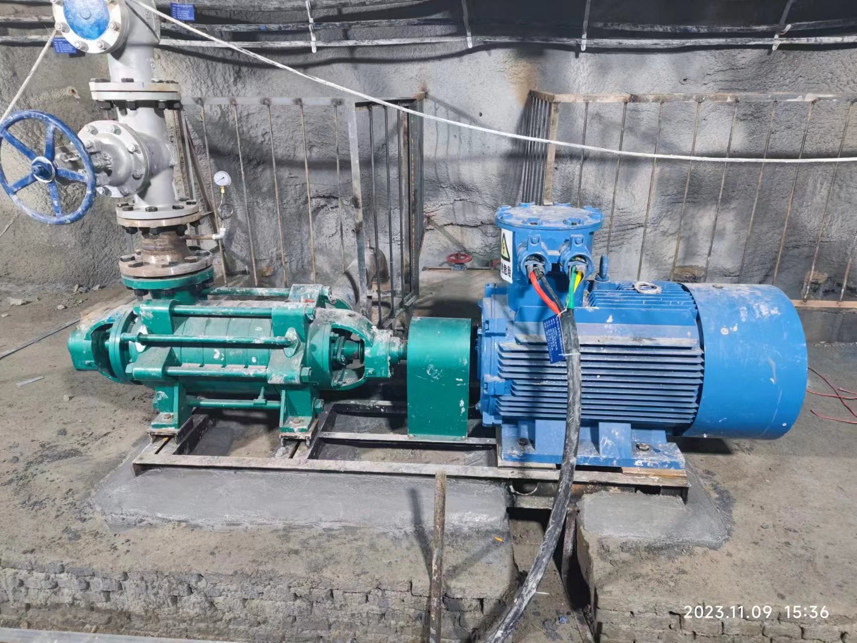 河南某金矿主排水泵安装完成,即将投入使用