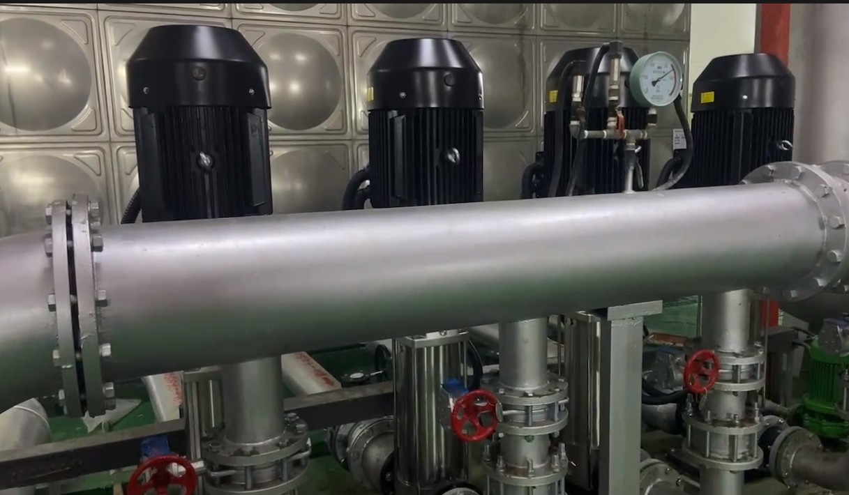 高铁客运站首批4台主供水泵安装完成,即将投入春运供水